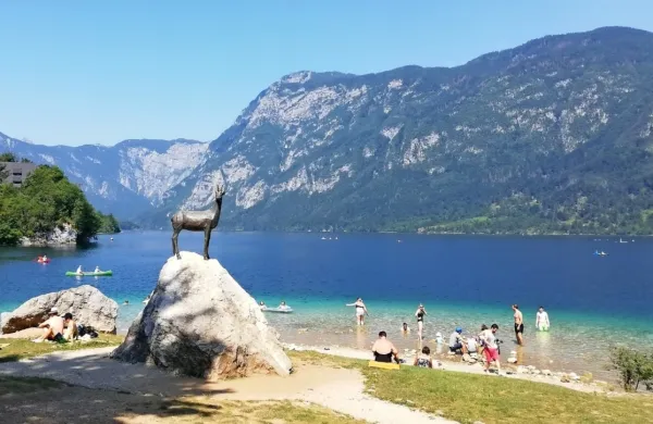 Bohinjsko jezero nudi v teh vročih poletnih dneh prijetno osvežitev v objemu gora.