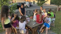 Vsak drugi četrtek pride v Kazlje iz sežanske Kosovelove knjižnice 
zajeten kupček zanimivih knjig. 