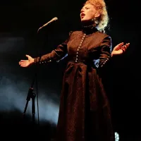 Marina Martensson je v nastop Laibachov vnesla tudi več dinamike 
in eksotično osvežitev. 