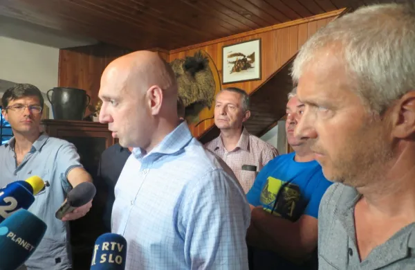 Minister Simon Zajc kmetom v kratki javni izjavi po obisku 
Novakov  ni mogel obljubiti učinkovitega spopada z volkovi na 
zanje neznačilnem območju.