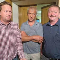 Vodje pobude za odstranitev volkov z območja med Novaki in Sorico   Marko Gasser (z leve), Ivan Mavri 
in Boštjan Čemažar so ministru dali vedeti, da našim strokovnjakom za volkove ne zaupajo.