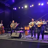 Devetčlansko zasedbo Grupo Compay Segundo je sestavil  pokojni  ustanovitelj glasbene formacije 
Buena Vista Social Club. 