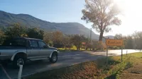 Tožilstvo trdi, da je 46-letnica zaradi jeze in sovraštva skušala lani 
avgusta 38-letni domačinki v Ozeljanu z nožem vzeti življenje.