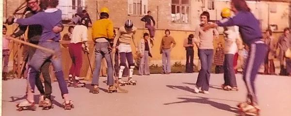 Zelo obiskana je bila tudi prva (in verjetno zadnja) tekma v hokeju 
na kotalkah med dvema četrtima razredoma.