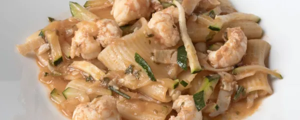 Paccheri z bučkami, škampi in mečarico