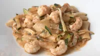 Paccheri z bučkami, škampi in mečarico