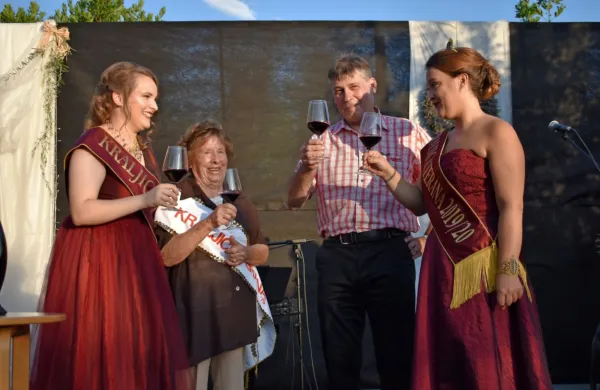 Tinkara Gulič (prva z leve) je v soboto  predala krono novi kraljici terana Nuši Živec v družbi  
predsednika društva kraških vinogradnikov Davida Štoka in prve kraljice terana Olge Milič, ki je ta 
naziv prejela leta 1979.