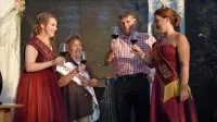 Tinkara Gulič (prva z leve) je v soboto  predala krono novi kraljici terana Nuši Živec v družbi  
predsednika društva kraških vinogradnikov Davida Štoka in prve kraljice terana Olge Milič, ki je ta 
naziv prejela leta 1979.