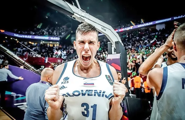 Skromni in marljivi  Vlatko Čančar ima pri 22 letih že dva velika 
mejnika: z reprezentanco je evropski članski prvak, zdaj pa tudi 
član lige NBA.