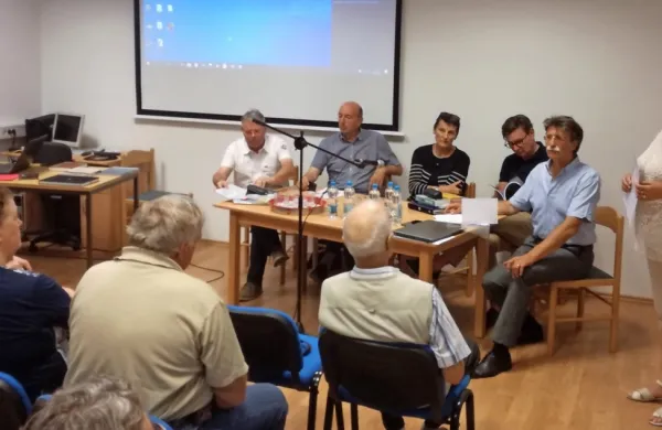 Na okrogli mizi so sodelovali (z leve): Ljubo Lah, Stojan Lipolt, 
Verena Vidrih Perko, Oto Luthar, vodil jo je Jožko ČUk, ob njem 
skrajno desno predsednica KS Dutovlje Neva Filipčič.