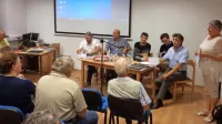 Na okrogli mizi so sodelovali (z leve): Ljubo Lah, Stojan Lipolt, 
Verena Vidrih Perko, Oto Luthar, vodil jo je Jožko ČUk, ob njem 
skrajno desno predsednica KS Dutovlje Neva Filipčič.