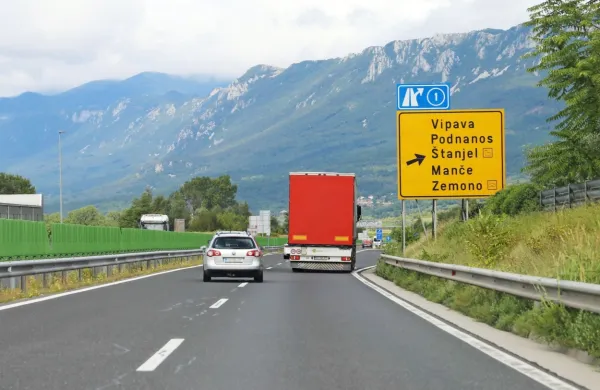Novogoriški kriminalisti  so ugotovili, da je Q. Q. letos na hitri cesti 
H4 kar dvakrat  na podoben način okradel tujca. 