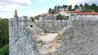 Strela je udarila v  Stolp na vratih in mu kar odbila enega od štirih kamnitih vogalov.