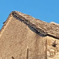 Natalijini hiši je odneslo del kamnitega vrha strehe.