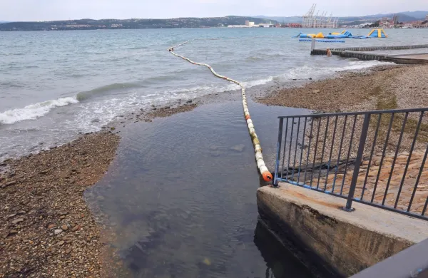 Nekateri domačini opozarjajo, da ob izlivu hudournika ob robu 
urejene plaže v Žusterni večkrat zaudarja. 