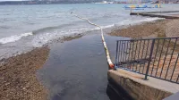 Nekateri domačini opozarjajo, da ob izlivu hudournika ob robu 
urejene plaže v Žusterni večkrat zaudarja. 