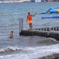 Nekateri kopalci na kopališču Žusterna se minule dni niso zmenili 
za omejitve kopanja, reševalci iz vode so jih zato dodatno 
opozarjali na nevarnost.