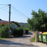 Štorci si želijo omejiti hitrosti voznikov na cesti, ki vodi mimo kala  
proti Kazljam.