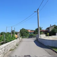 Štorci si želijo omejiti hitrosti voznikov na cesti, ki vodi mimo kala  
proti Kazljam.