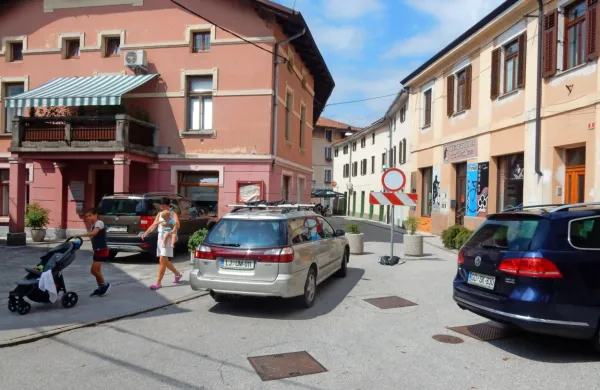  Mnogi podjetniki menijo, da bi morali najprej preselili policijsko 
postajo in urediti parkirišča, šele nato zapreti del starega jedra. 