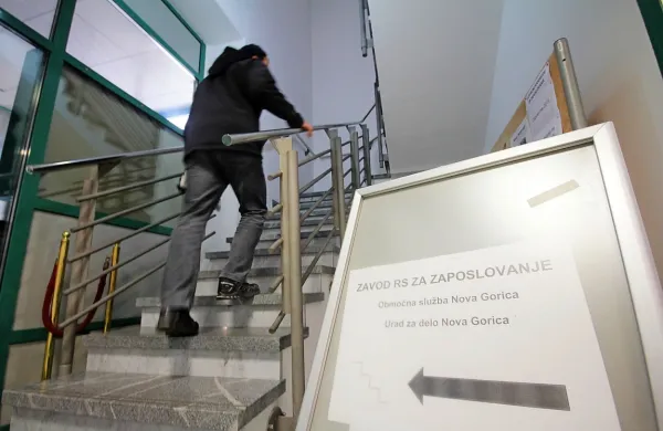 Brezposelnih je bilo julija več predvsem zaradi tistih, ki se jim je 
iztekla zaposlitev za določen čas.  