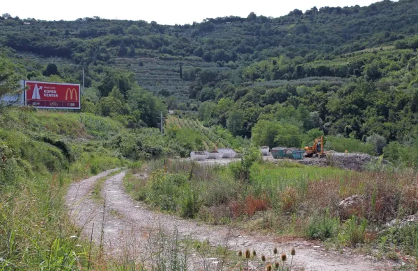 Komunala Izola že skoraj en mesec odvaža gradbene odpadke 
iznad portala predora Markovec. Kako to, da ni nihče videl tistih, 
ki so jih tja vozili? 