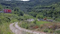 Komunala Izola že skoraj en mesec odvaža gradbene odpadke 
iznad portala predora Markovec. Kako to, da ni nihče videl tistih, 
ki so jih tja vozili? 