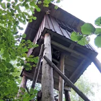 Nekaj metrov nad tlemi je pogled  povsem drugačen.