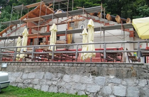 Planinski dom na Sviščakih bo ohranil dosedanjo podobo, dobil pa 
bo novo streho in pod njo sobe z ležišči, deležen bo tudi 
energetske sanacije.

 