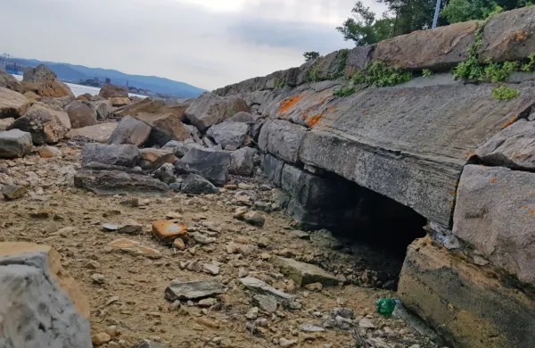 Zanimivo bi bilo videti in vonjati, kaj iz tega izpusta pod obalno 
cesto priteče ob obilnejših padavinah.