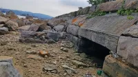 Zanimivo bi bilo videti in vonjati, kaj iz tega izpusta pod obalno 
cesto priteče ob obilnejših padavinah.