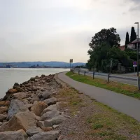 

V Žusterni se komunalne odplake 26 hiš med Moletom in Rexom še 
vedno stekajo v greznice.