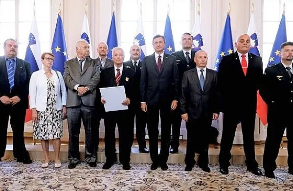 Predsednik države Borut Pahor je članom skupine za razminiranje 
podelil častni znak Republike Slovenije.