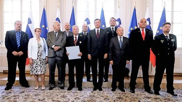 Predsednik države Borut Pahor je članom skupine za razminiranje 
podelil častni znak Republike Slovenije.