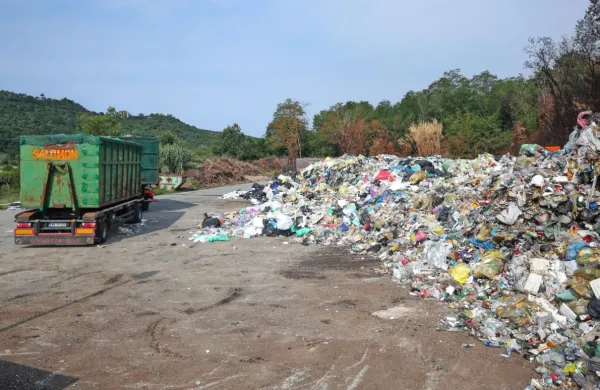 Iz zbirnega centra Dragonja bo družba Kostak odpeljala sto ton 
lanskoletne odpadne embalaže. Na deponiji bo še vedno ostalo 
približno 50 do 70 ton sproti pobrane embalaže. 
