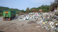 Iz zbirnega centra Dragonja bo družba Kostak odpeljala sto ton 
lanskoletne odpadne embalaže. Na deponiji bo še vedno ostalo 
približno 50 do 70 ton sproti pobrane embalaže. 