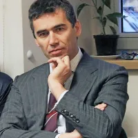 Sergej Racman je včeraj prek odvetnice sporočil, da ni na begu in 
da se ugotavljanju svoje kazenske odgovornosti v zadevi Marina, v 
kateri je obtožen zlorabe prostitucije, ne izmika.