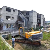 Ob Ferrarski ulici so začeli rušiti pred 24 leti zgrajen betonski skelet poslovno-stanovanjske stavbe Porton 2.