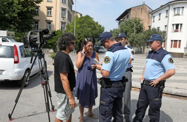 Pred natanko enim letom je moški z belim fiat puntom zapeljal v 
RTV ekipo na Trgu Evropa pred novogoriško železniško postajo.