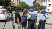 Pred natanko enim letom je moški z belim fiat puntom zapeljal v 
RTV ekipo na Trgu Evropa pred novogoriško železniško postajo.