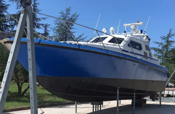 Za stroške hrambe čolna in motorjev plačajo približno 900 evrov  
na mesec. 