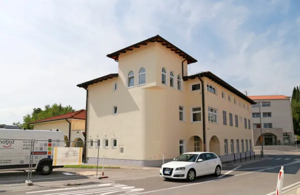 Najbolj markantno stavbo sredi Dobrovega, ki je dlje časa 
samevala,  so preuredili v manjši hotel.  