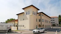 Najbolj markantno stavbo sredi Dobrovega, ki je dlje časa 
samevala,  so preuredili v manjši hotel.  
