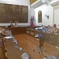 Svetniki, ki so prišli na občinsko sejo, so zaman čakali na prihod 
kolegov svetnikov. 