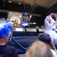 Masked Intruder, raznobarvni “vsiljivci” iz ZDA,  so prispevali  hitri 
pop  punk. 