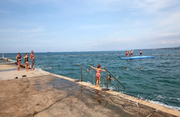 Veselje kopalcev in otroški živžav ob skakanju v morje so prekinili 
novi rezultati analiz, ki so pokazali, da je onesnaženje še vedno 
prisotno. 