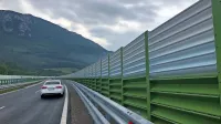 Zaradi protivetrnih ograj bo Dars od konca septembra do aprila 
prihodnje leto spet zaprl polovico hitre ceste v obeh smereh čez 
Rebrnice. 