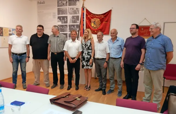 Župani protestirajo zaradi načrtovanega krčenja denarja za primerno porabo. 