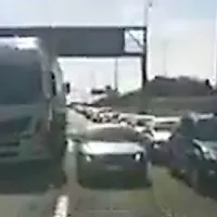 Voznik tujega avtomobila (v sredini) se je v začetku tedna za 
reševalci takole izognil kilometrski koloni na primorski avtocesti. 