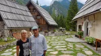 Na Kekčevi domačiji prenočujejo tako politike z vsega sveta kot običajne goste. Samozavestno se nikomur ne klanjajo. 